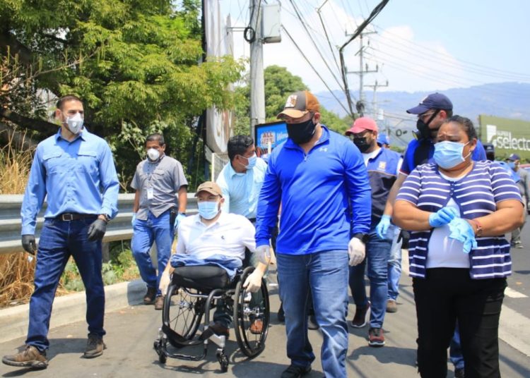 Ernesto Muyshondt, Guillermo Gallegos y David Reyes entregan ayuda a cientos de familias de la Comunidad Cristo Redentor