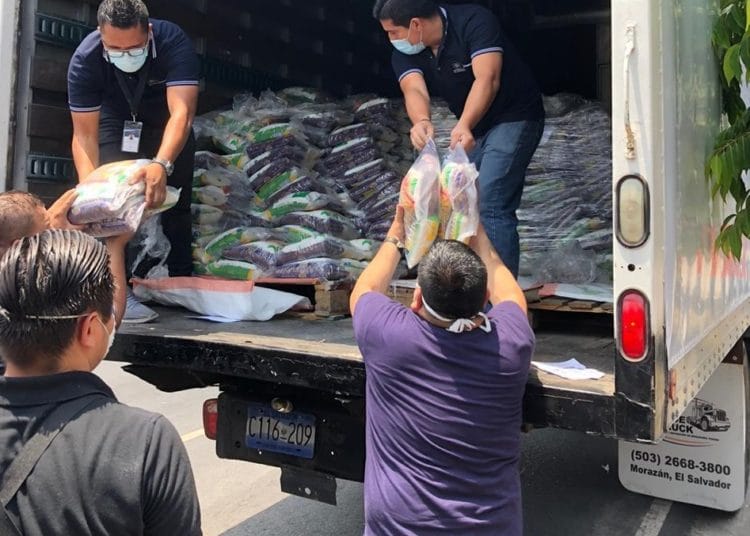 CONAB entrega paquetes alimenticios para que sean distribuidos a familias afectadas por el coronavirus