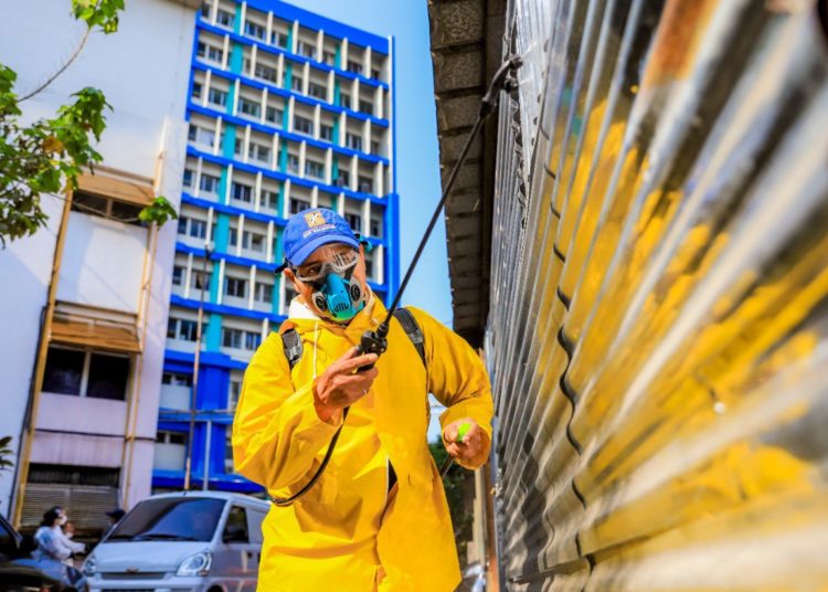 Realizan jornada de sanitización en los alrededores del hospital Bloom para prevenir contagios de coronavirus