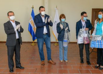 Entregan paquetes de higiene personal a adultos mayores del Sara Zaldívar