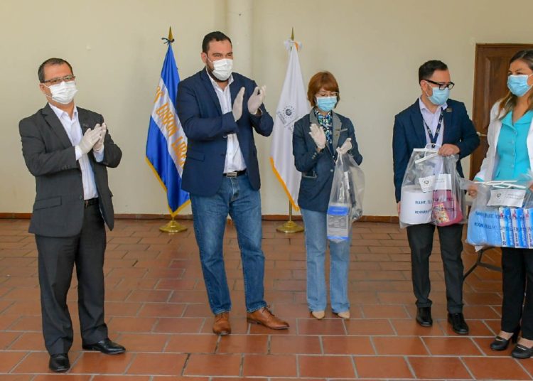 Entregan paquetes de higiene personal a adultos mayores del Sara Zaldívar