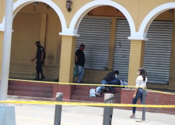 Sorprenden a mujer en estado de ebriedad en centro de San Salvador incumpliendo cuarentena domiciliar