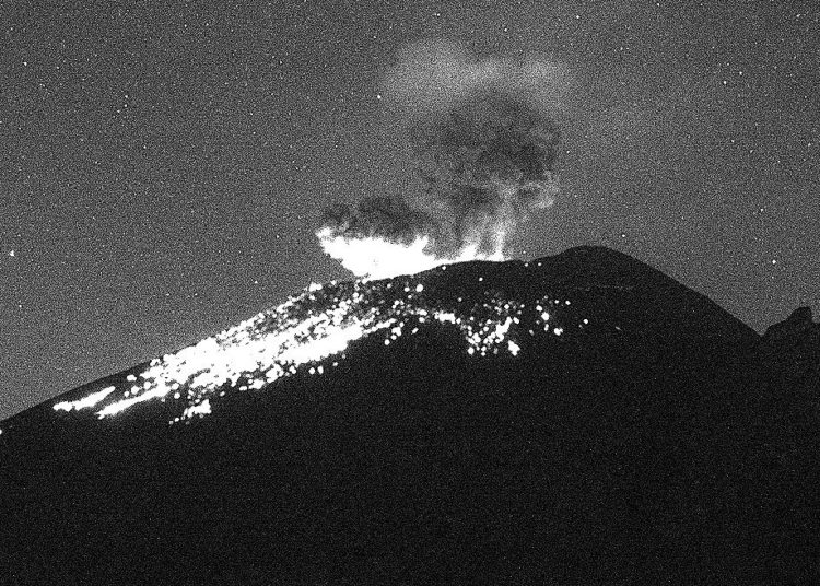 Explosión del Popocatépetl coincide con el del volcán Krakatau, en Indonesia