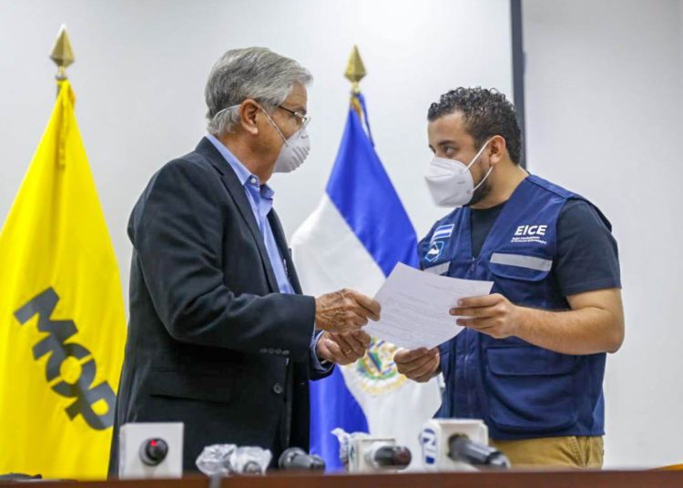 Gobierno recibe donativo de 1,550 quintales de hierro para construcción de hospital que atenderá a pacientes con coronavirus