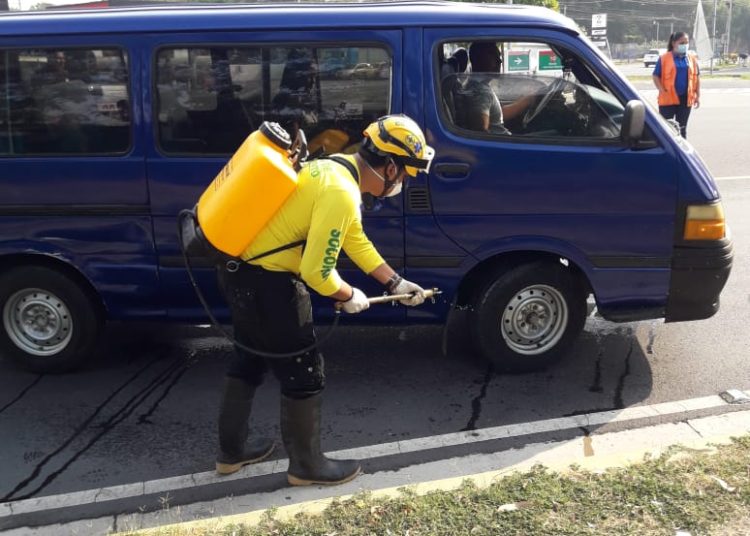 Sanitizan vehículos, buses y microbuses en entrada de Ilopango