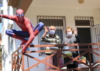 El’Hombre Araña’ entrega víveres a ancianos en medio de la pandemia de coronavirus