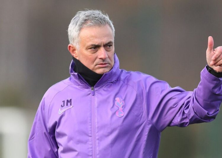 José Mourinho quiere un jugador mexicano para suplir a Harry Kane en el Tottenham