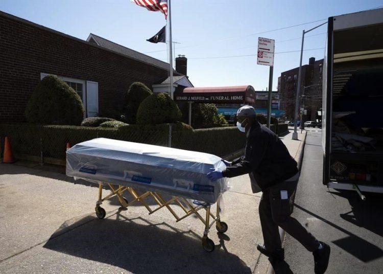 Una funeraria de Nueva York apila cuerpos en la calle a la vista de todos