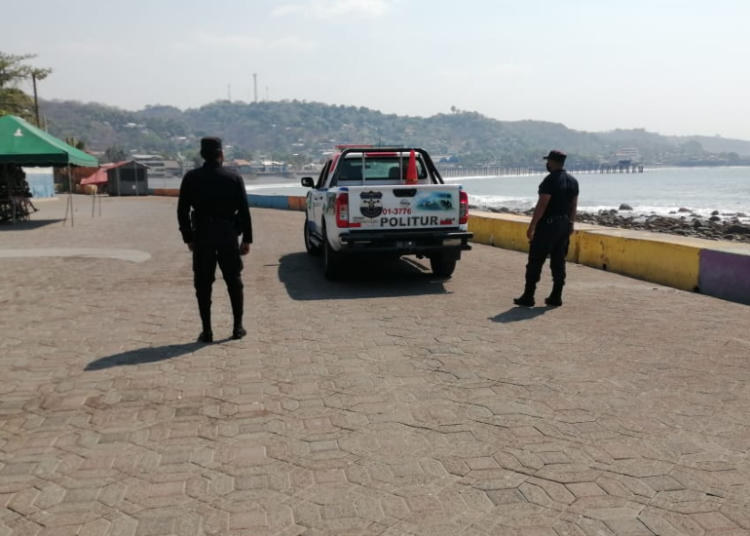Policía vigila playas de La Libertad en prevención de actividades que violen cuarentena