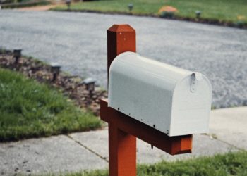 Policía pide a residentes de una ciudad de Estados Unidos usar pantalones al buscar el correo