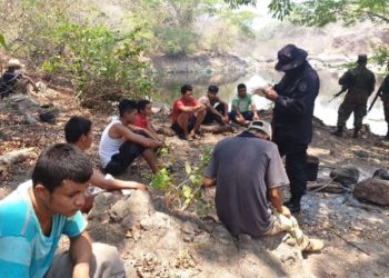 Sorprenden a 9 hombres y una mujer consumiendo bebidas embriagantes en plena cuarentena