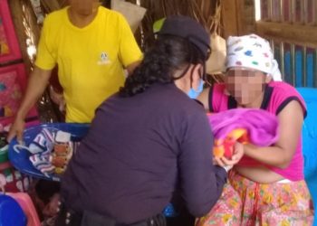 Entregan víveres a familia de recién nacido cuyo parto fue atendido por una agente en Sonsonate