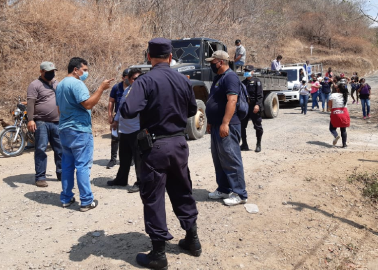 Policía apoya a alcaldía de Comasagua en entrega de víveres en zona rural