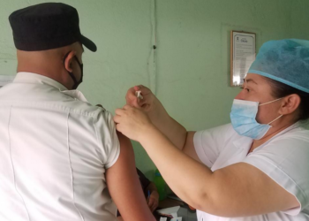 Personal de la PNC de Morazán es vacunado contra la influenza y el tétano