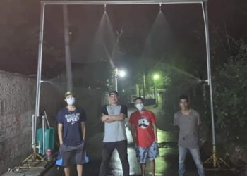Jóvenes que practican skateboard instalan arco de sanitización en colonia Hábitat Confien, de Ciudad Delgado