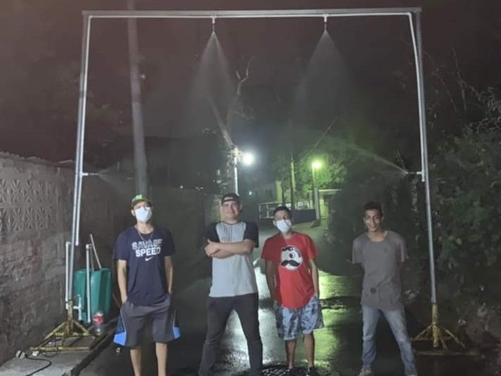 Jóvenes que practican skateboard instalan arco de sanitización en colonia Hábitat Confien, de Ciudad Delgado