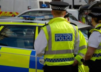 (VIDEO) Un hombre dispara indiscriminadamente desde un balcón en el Reino Unido