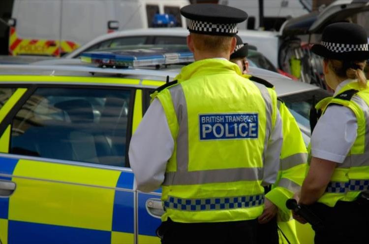 (VIDEO) Un hombre dispara indiscriminadamente desde un balcón en el Reino Unido