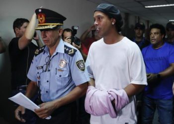 Ronaldinho cumple un mes en una cárcel en Paraguay