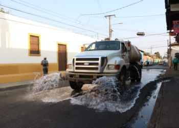 Sanitizan calles aledañas a agencias bancarias de San Miguel para prevenir contagios de coronavirus