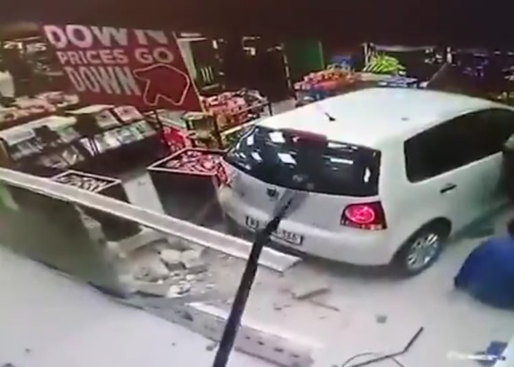 (VIDEO) Se salvan de una muerte casi segura al impactar un automóvil contra una estación de servicio