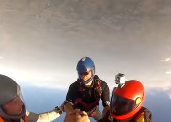 (VIDEO) Un paracaidista es noqueado en pleno salto grupal y un compañero lo rescata