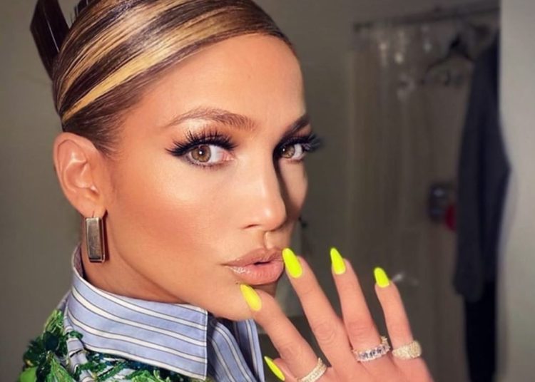 Jlo en minifalda, se inclinó y mostró de más accidentalmente