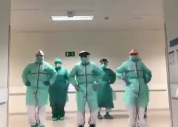 (VIDEO) Médicos y enfermeras revolucionan las redes con sus bailes para combatir el estrés y levantar el ánimo