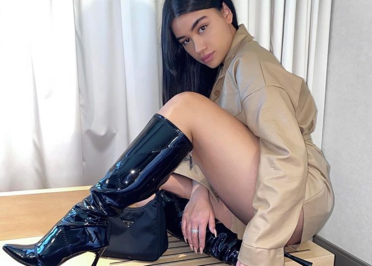 La doble de Kylie Jenner y nueva novia de Tyga calienta Instagram desde la ducha