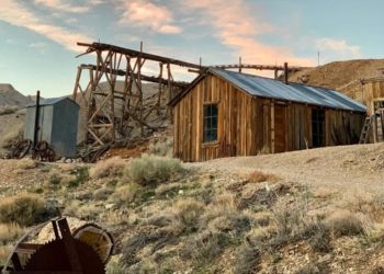 (VIDEO) Un hombre se refugia del coronavirus en ‘pueblo fantasma’