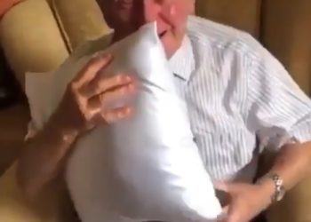 (VIDEO) Abuelito rompe en llanto al recibir almohada con foto de su esposa fallecida