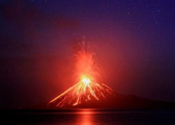 (VIDEO) Entra en erupción el legendario volcán Krakatoa en Indonesia