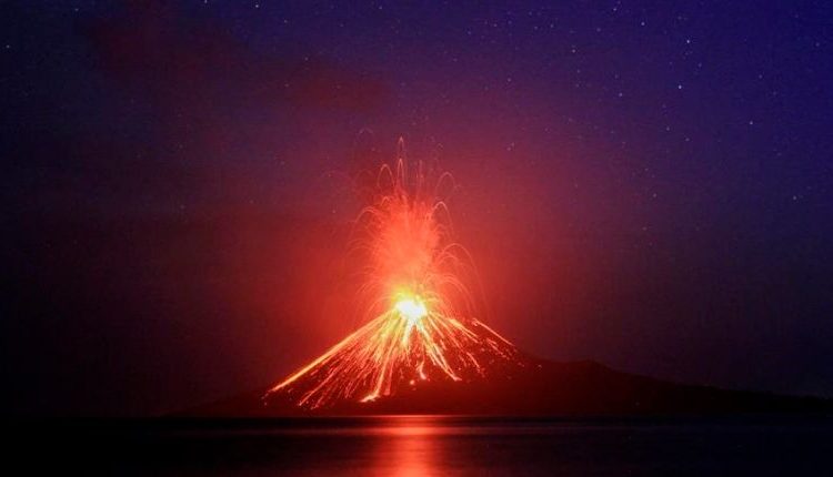 (VIDEO) Entra en erupción el legendario volcán Krakatoa en Indonesia