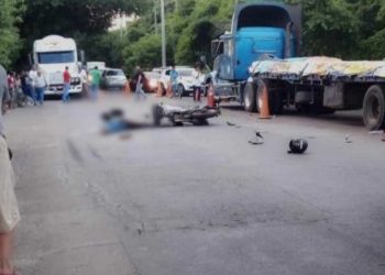 Agente de la PNC muere tras chocar su motocicleta contra un árbol en Atiquizaya