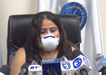 Mujer exige información sobre fallecimiento de su esposo en centro de contención