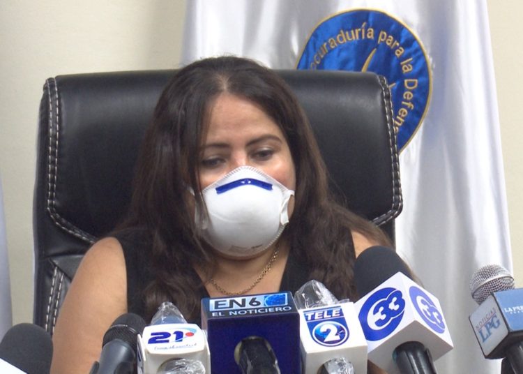 Mujer exige información sobre fallecimiento de su esposo en centro de contención