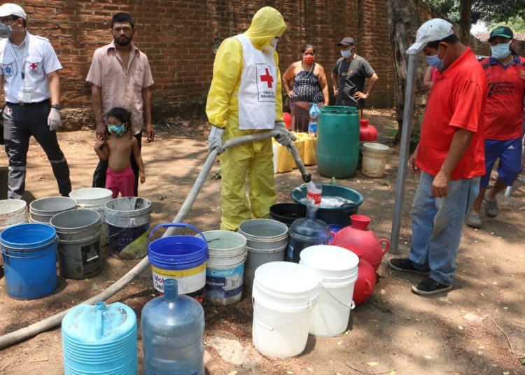 Cruz Roja distribuye agua potable en Santa Ana