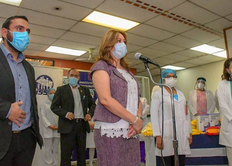 Médico Quirúrgico del ISSS recibe equipo de protección y bioseguridad para enfrentar el coronavirus