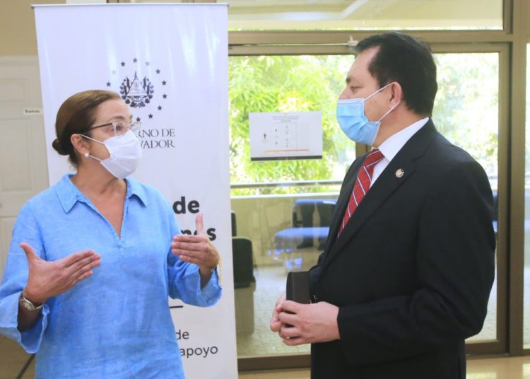 Mario Ponce va a despacho de canciller Alexandra Hill para conocer situación de salvadoreños varados en el exterior