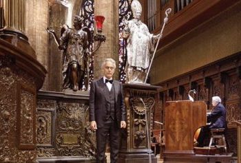 (VIDEO) Andrea Bocceli deleita a 2 millones de personas al cantar en catedral