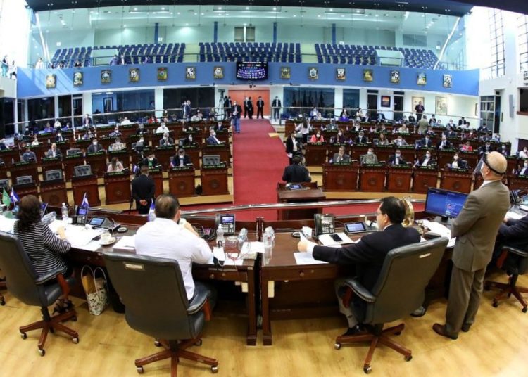 Asamblea supera veto presidencial para otorgar un seguro de vida a personal de salud que combate el covid-19