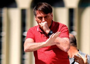 Bolsonaro ignora de nuevo la pandemia y participa en una manifestación