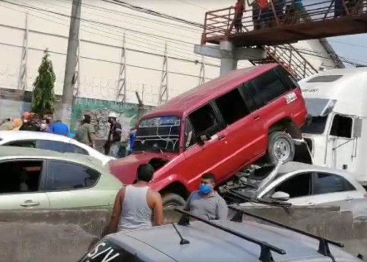 (VIDEO) Múltiple accidente de tránsito deja varios lesionados en la carretera Troncal del Norte