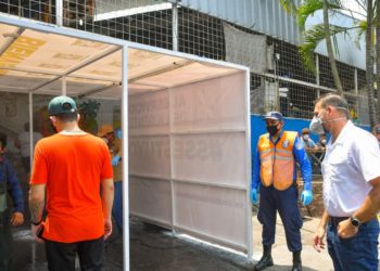 Colocan cabinas de sanitización en entradas del Mercado Central