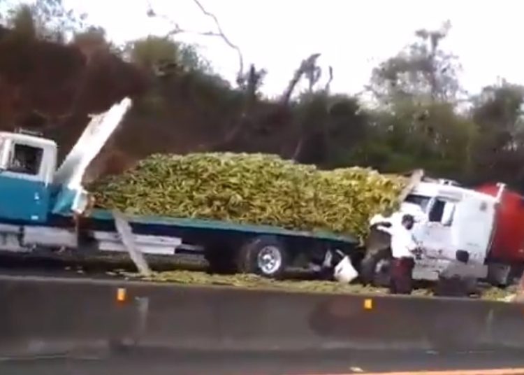 Choque de camión y rastra provocó congestionamiento en carretera a Sonsonate