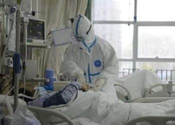 Médicos chinos insisten que el covid-19 puede transmitirse por el aire en sitios cerrados y también viaja en los zapatos