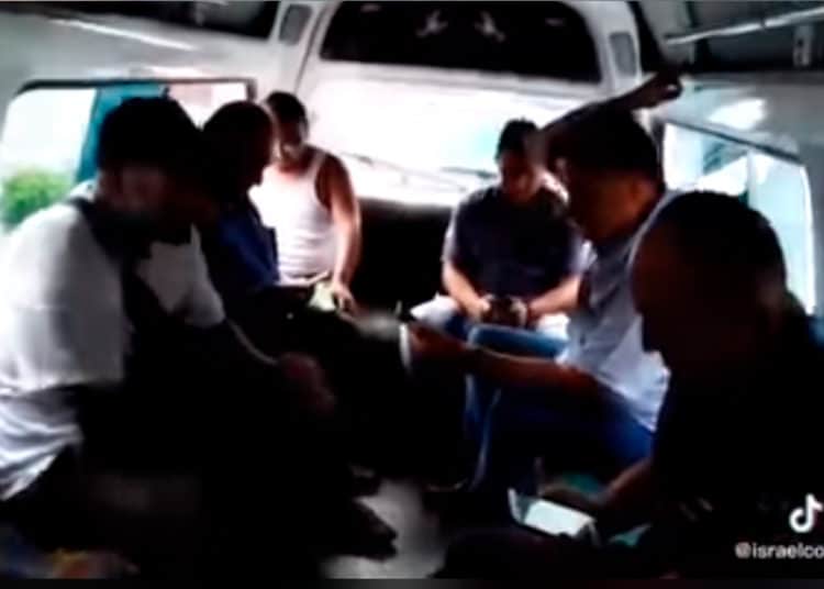 (VIDEO) ¡Arriba las manos! Pasajeros de microbús se llevan un buen susto