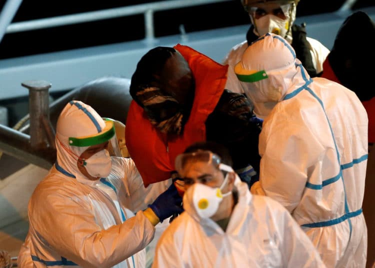 Casi la mitad de los infectados por coronavirus resultaron contagiados por gente que no sabe que está enferma