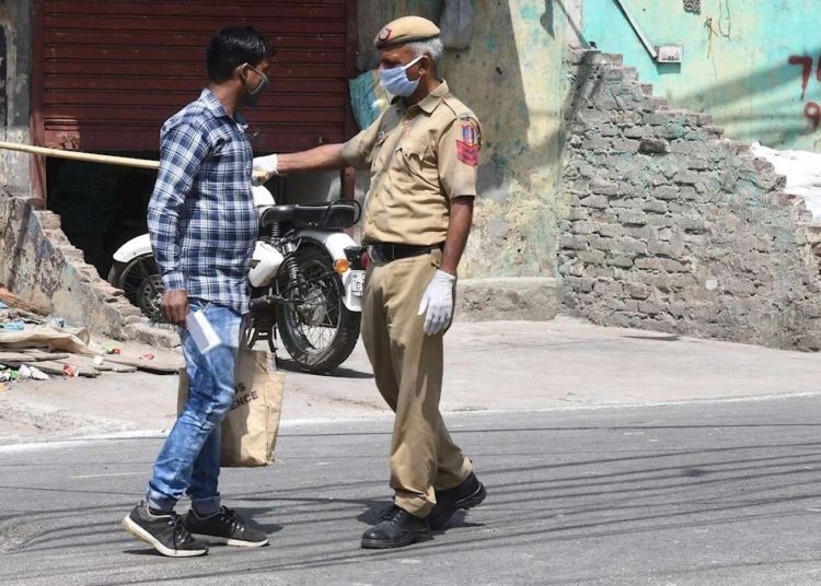 La Policía india obliga a turistas a escribir 500 veces «lo siento» por violar la cuarentena