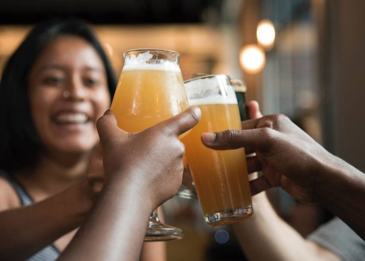 ¿Por qué no hay que beber alcohol durante cuarentena por COVID-19?